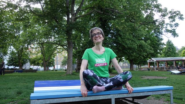 Tanja Grossauer-Ristl (Grüne Meidling) startete bereits ihre erst "Yoga im Park"-Übung.