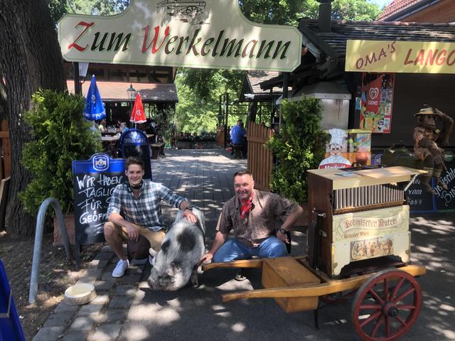 Tradition in vierter Generation: Wolfgang Geissler mit Sohn Dominik (l) und Hausschwein Rosi. | Foto: Mario Popp