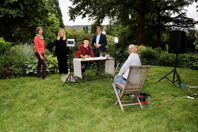 Facebook-Livestream-Lesung bei bellabayer: Colin Hadler mit Bgm. Marcus Martschitsch, Rita Schreiner und Isabell Bayer-Lueger.