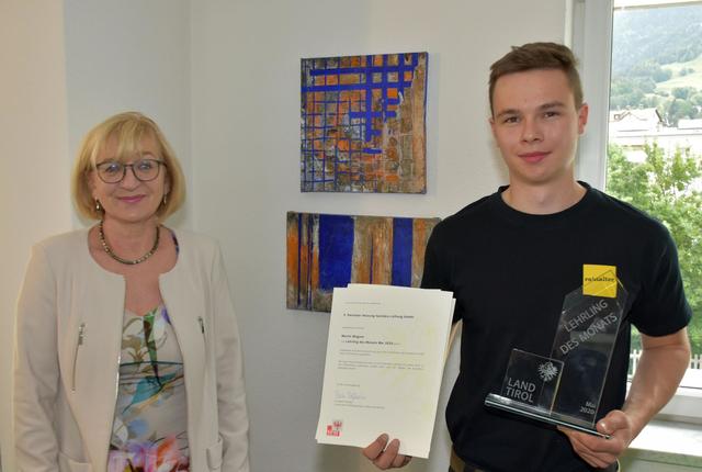 LRin Beate Palfrader und der frischgebackene Lehrling des Monats Mai 2020.