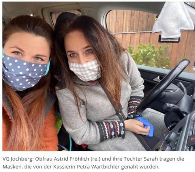 Astrid Fröhlich und Tochter Sarah mit selbst genähten Masken.