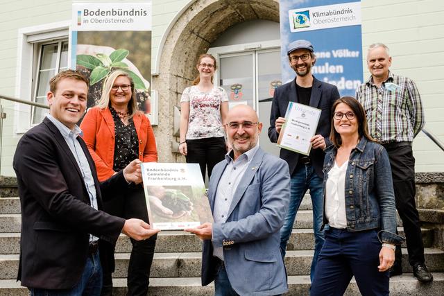 Von links: Landesrat Stefan Kaineder, Bundesrätin Claudia Hauschildt-Buschberger, Julia Breitenthaller (Gemeinde Frankenburg), Bürgermeister Heinz Leprich, Norbert Rainer (Klimabündnis), Gerlinde Larndorfer-Armbruster (Bodenbündnis OÖ) und Willi Frickh (Siedlerverein OÖ)