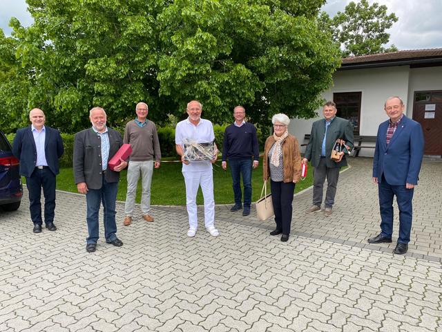 Mit einem Überraschungsbesuch gratulierten FPÖ Vertreter dem langjährigen FPÖ Politiker Alois Pumberger. | Foto: FPÖ