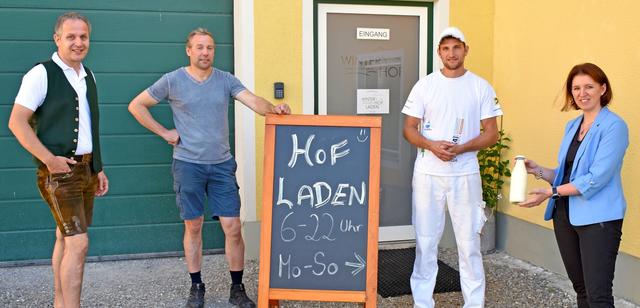 Franz Miejski (2.v.l.) und Sohn Daniel (2.v.r.) mit ÖVP-Bezirksparteiobfrau und LK-Präsidentin Michaela Langer-Weninger und Bezirksgeschäftsführer Christian Mader vor ihrem Hofladen. | Foto: OÖVP/Großruck