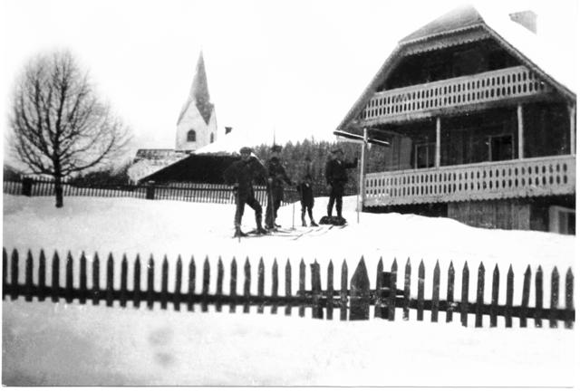 Das Foto zeigt Zollbeamte vor dem Gasthaus in Soboth in den 1930er-Jahren. Hinter dem Balkon befindet sich das erste Fremdenzimmer. | Foto: privat