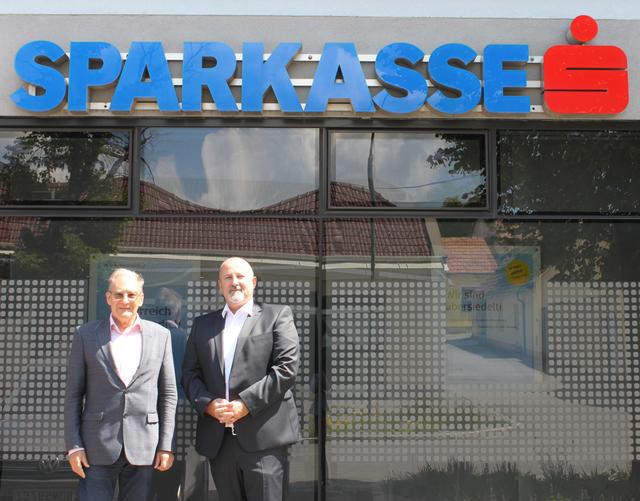 Der Mietvertrag läuft aus: Bürgermeister Hans Wallowitsch (l.) und Christian Pum (r.), Filialleiter der Sparkasse Hainburg, vor der ausgedienten Filiale in Bad Deutsch-Altenburg. | Foto: Sparkasse HBN