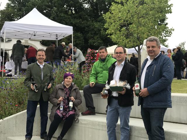 Waren beim 1. Raidinger Bauernmarkt mit dabei: Niki Berlakovich, Michaela Tesch-Wessely, Marcus Gullner, Markus Landauer und Johannes Igler auf dem Franz-Liszt-Platz in Raiding