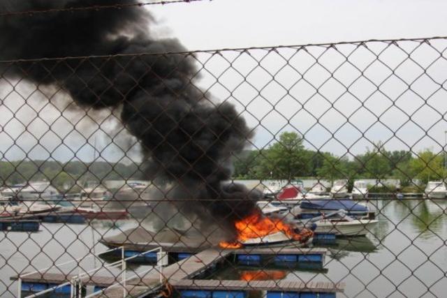 Sportboot in Flammen.