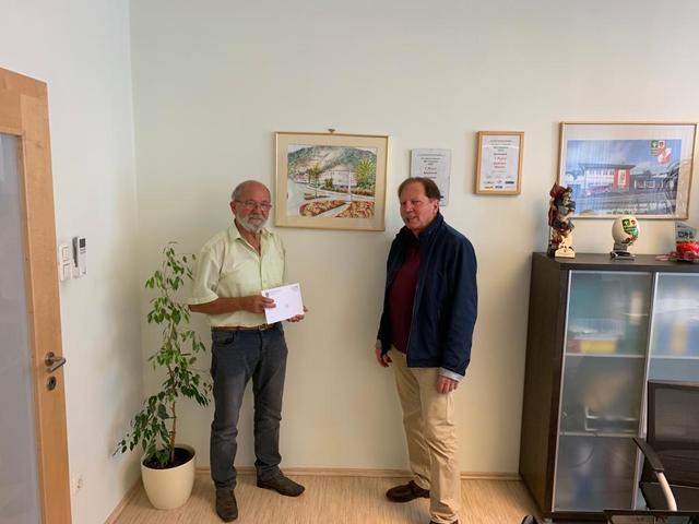 Bgm. Matthias Weghofer gratuliert Leopold Bogner zum 70er