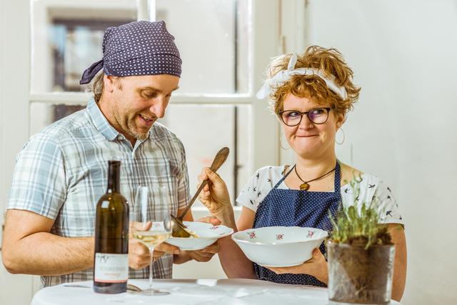 Bioweinbauer Gernot Schreiner und "Buchstabensuppe" Victoria Schreiner laden in ihr Bioweingut inmitten der Ruster Altstadt zum Genuss von Kultur und Kulinarik.