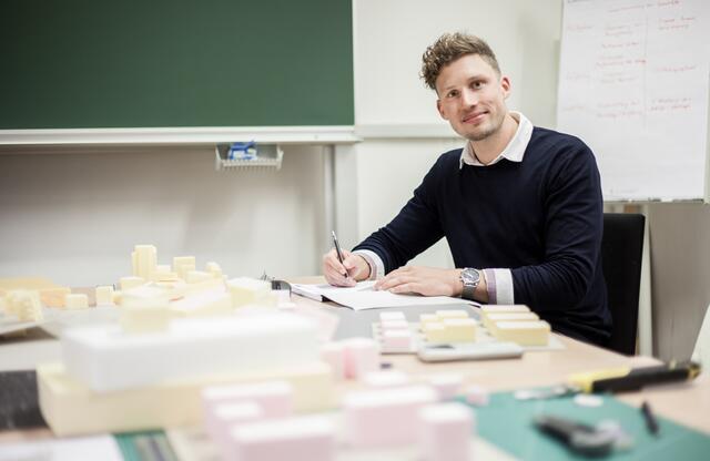 Christoph Premur studiert berufsbegleitend Nachhaltiges Baumanagement an der FH Kärnten
 | Foto: Manuela Wilpernig