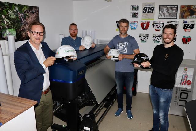 Personalisierte Schutzhelme: Bgm. Marcus Martschitsch gratulierte Markus Schaunigg, Mario Steiner und Philipp Strempfl (v.l.) zur innovativen Idee.