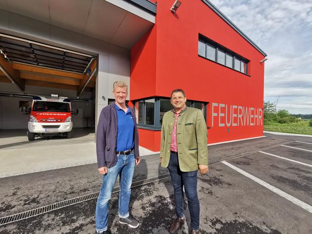 Funktionell und ansprechend: HBI Günter Kainz und Bgm. Karl Habisch (r.) vor dem neuen Rüsthaus der FF Arnfels.