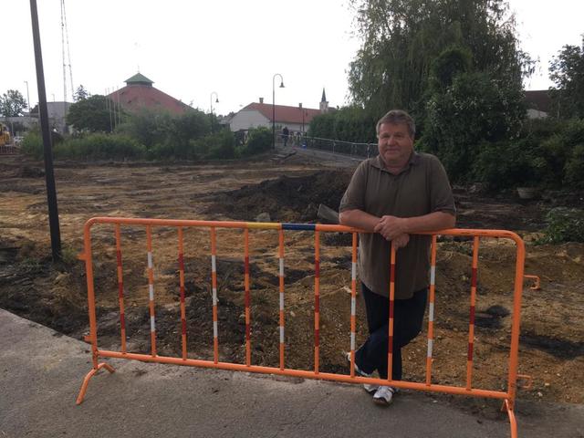 Eine lächerlich kleine Fläche wird rückgebaut, wettert Listen-Stadtrat Wolfgang Scharinger. | Foto: Lichtenecker