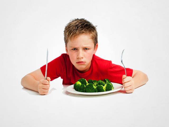 Gemüsemuffel gibts in jeder Altersstufe – daher sollte eine gesunde Ernährung schon in der Kindheit eine wesentliche Rolle spielen.