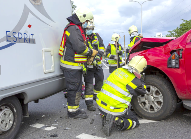 Die Einsätzkräfte halfen beim Abtransport der Fahrzeuge mit.