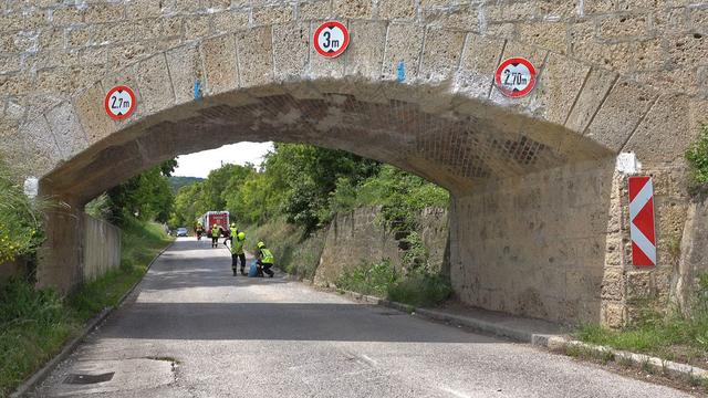 Obwohl die Durchfahrtshöhe genau markiert ist, bleiben immer wieder Klein-Lkw in dieser Unterführung an der Einödstraße zwischen Pfaffstätten und Gaaden stecken.