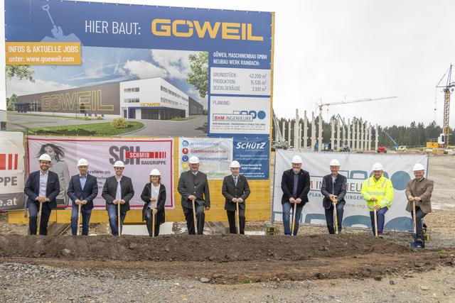 V.l.n.r.: Mag. Arthur Schimbäck (Sparkasse OÖ), Klemens Lindorfer (BHM Ingenieure), Mathias Kapfer (Projektleiter Göweil), Johanna Miesenberger (Bundesrätin ÖVP), Herbert Göweil (Geschäftsführer), Max Hiegelsberger (Agrarlandesrat), Günter Lorenz (Bürgermeister von Rainbach i. M.), Friedrich Stockinger (INKOBA Obmann und Altbürgermeister von Rainbach i. M.), Norbert Hartl (Schmid Baugruppe) und Franz Göweil (Betriebsleiter Göweil)