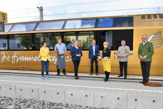 Geschäftsführerin der Niederösterreich Bahnen Barbara Komarek, Landesrat Ludwig Schleritzko, Landeshauptfrau-Stellvertreter Stephan Pernkopf & Leiterin der Initiative „So schmeckt Niederösterreich“ Michaela Hauß verkosten den Wein von Winzer Hans Frühwirth vom Heurigenweingut Frühwirth.