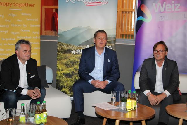 Bei einer Pressekonferenz mit Ingo Reisinger (l.), Gerhard Wendl (m.) und Erwin Eggenreich konnten sich die Medienvertreter einen Überblick über das neue JUFA Hotel in Weiz machen. | Foto: Hofmüller