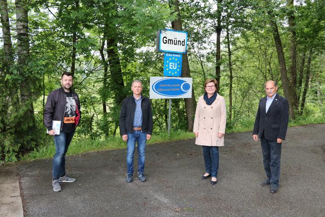 Nutzten nach der Öffnung der Grenze am 5. Juni die Gelegenheit für eine Begegnung (von links): Jaromir Koc (České Velenice), Bürgermeisterin Helga Rosenmayer (Gmünd), Bürgermeister Jaromír Slíva (České Velenice) und Vizebürgermeister Hubert Hauer (Gmünd)