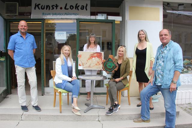 Ortschefin Monika Obereigner-Sivec, die Künstlerinnen und die Veranstalter vor dem Kunst.Lokal.