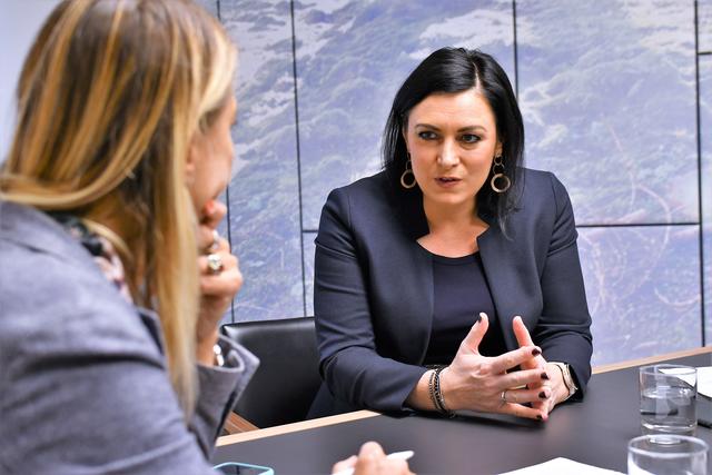 Die für den Ausbau von 5G zuständige Ministerin Elisabeth Köstinger im Gespräch mit RMA-Chefredakteurin Maria Jelenko (Archivbild).