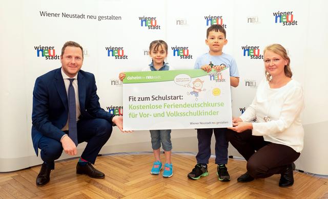 Bürgermeister-Stellvertreter Michael Schnedlitz und Janine Fischer, der Obfrau des Vereins "Startklar", mit Shaimaa und Muammer, die bereits erfolgreich Deutschkurse absolviert haben.
 | Foto: Stadt WN/Weller
