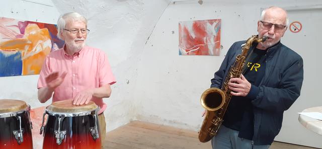 Zur Eröffnung der Bilderschau gab es im 11er-Haus feine Jazzimprovisationen von Willi Kirchner (sax) und Ernst Quietensky (dr).   | Foto: RAXmedia