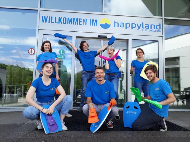 Das Team der Schwimmschule Nautilus rund um Ruth Strehl freut sich auf die Wiedereröffnung des Badebetriebs im Happyland.