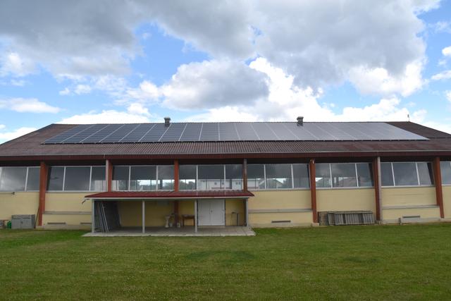Die neue Photovoltaikanlage wurde auf der Mehrzweckhalle montiert. Schule und Kindergarten erhalten schon seit 2016 Ökostrom.