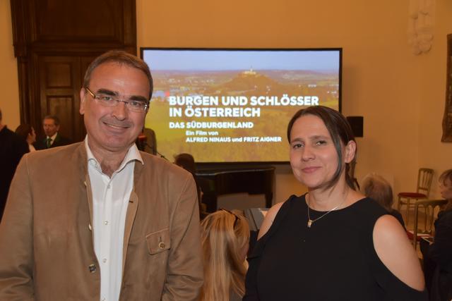 Bei der Filmpräsentation in Rotenturm: Güssings "Burgherr" Gilbert Lang und Alexandra Rieger vom Neuhauser Schloss Tabor. | Foto: Martin Wurglits