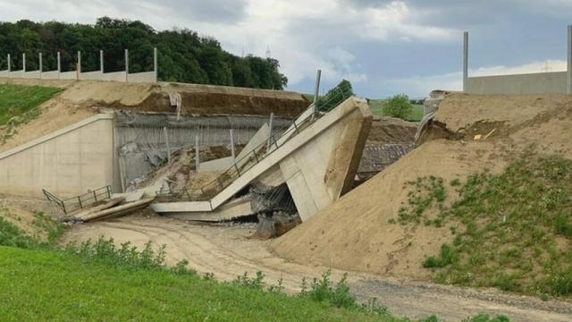 Bilder der Verwüstung im Bezirk Melk am Sonntagnachmittag: Eine Brücke stürzte ein, ist ein Totalschaden.