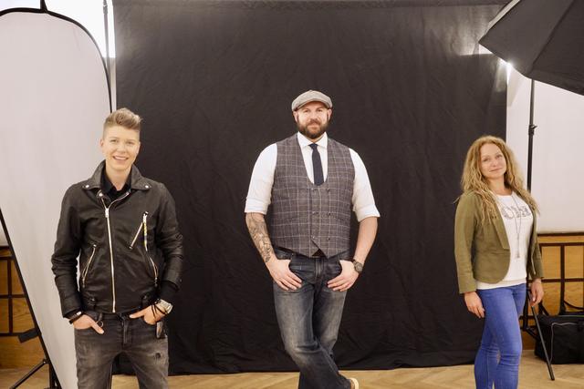 Beim Shooting: Fotograf Andreas Hochgerner mit den beiden Sängerinnen Virginia Ernst (l.) und Anita "Niddl" Ritzl. | Foto: #umhatehuman/Andreas Hochgerner