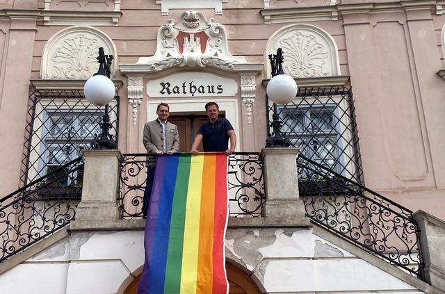 Stadtrat Clemens Ableidinger (l.) und Bürgermeister Stefan Schmuckenschlager mit der Regenbogenfahne, die ab heuer jeden Juni für Toleranz und Gleichberechtigung wehen soll.
 | Foto: Djawadi