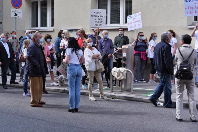 Vor der Sondersitzung protestierten die Bürger.