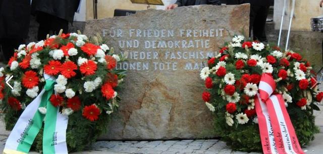 Alljährlich veranstaltet der Verein zur Zeitgeschichte eine Mahnsteinfeier vor Hitlers Geburtshaus.  | Foto: Die Grünen Braunau