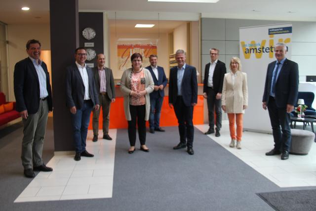 Coronahilfe für die Region Amstetten - in Summe 14 Mio.Euro für die Gemeinden präsentierten: Bgm. Werner Krammer, Bgm. Christian Haberhauer, Obmann-Gemeindebund Bgm. Hannes Pressl, LAbg.Bgm. Michaela Hinterholzer, Bgm. Lukas Michlmayr, NR. Andreas Hanger, Bgm. Johannes Heuras, Gastgeberin Stadthotel Chefin Mag. Karin Hödl-Gürtler und LAbg. Bgm. Anton Kasser.