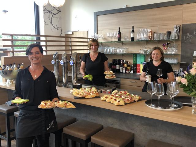 Das Team des Café Petersplatz begrüßt die Gäste mit einem Lächeln und verwöhnt mit einem großen Angebot. | Foto: WOCHE