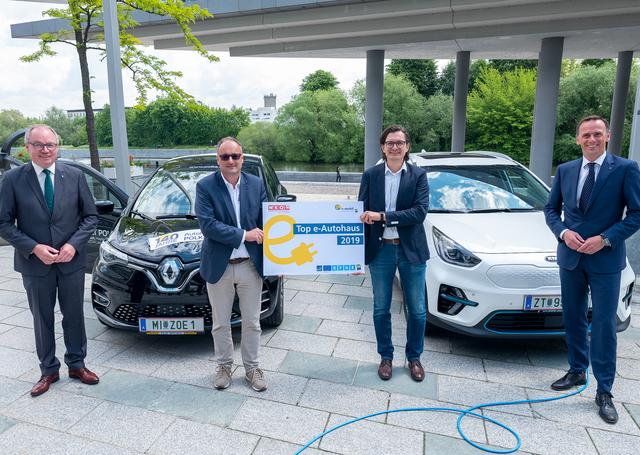 LH-Stv. Stephan Pernkopf, Thomas Polke (Autohaus Polke GmbH), Wilhelm Böhm (Böhm Wilhelm GesmbH), Wirtschaftslandesrat Jochen Danninger (v.l.).