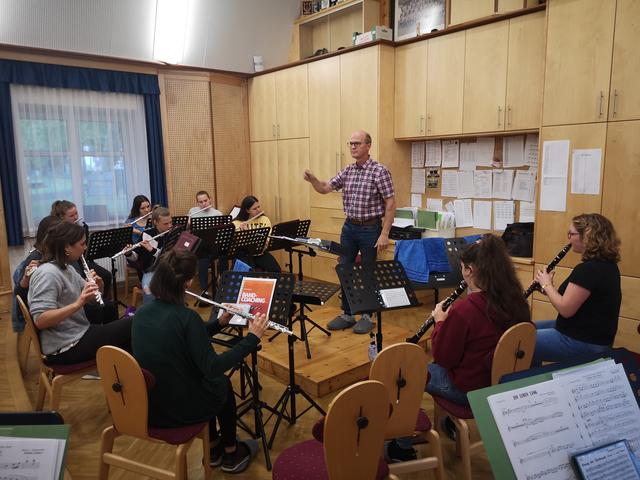 Zur Feier des Tages, und weil er an diesem Tag Geburtstag hatte, griff Bezirksobmann Karl Hackl, der sonst im Musikverein Burgau das Flügehorn spielt, selbst zum Dirigentenstab.