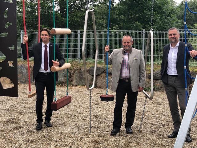 Bgm. Erich Macher sowie Kassier Robert Gritsch und NAbg. Joachim Schnabel freuen sich über die gelungene Umsetzung.