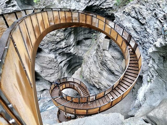Neues Highlight in der sanierten Liechtensteinklamm ist die Treppen-anlage „Helix“, die 30 Meter in die Tiefe ragt. | Foto: Stadtgemeinde/Viehhauser