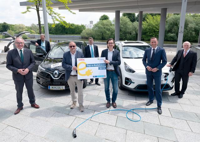 LH-Stv. Stephan Pernkopf, Wolfgang Schirak (WKNÖ, Obmann Fachgruppe Fahrzeughandel NÖ), Thomas Polke (Autohaus Polke GmbH), ecoplus Projektmanager „e-mobil in niederösterreich“ Hubert Schrenk, Wilhelm Böhm (Böhm Wilhelm GesmbH), Wirtschaftslandesrat Jochen Danninger, ecoplus Geschäftsführer Helmut Miernicki (v.l.).