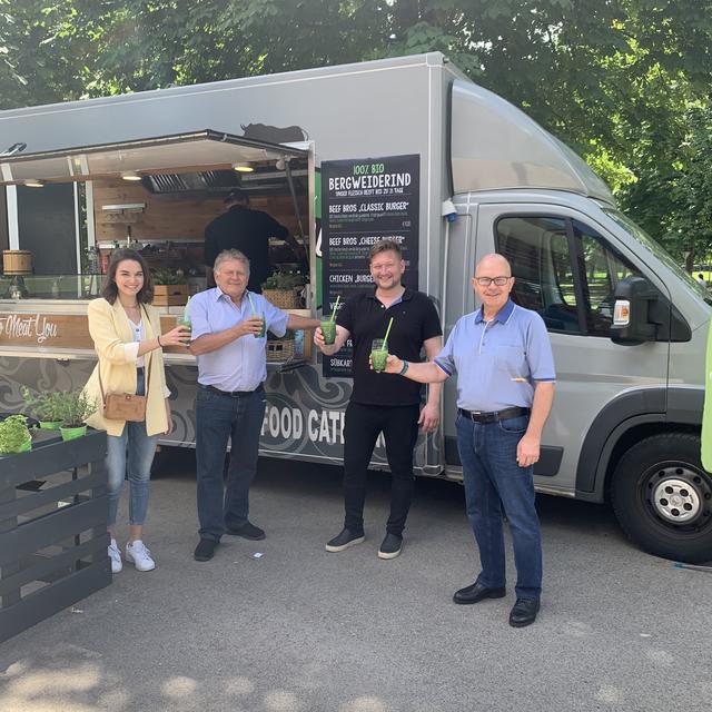 Auch W. Malik (2.v.l.) ist vom Augarten-Gastrokonzept angetan. | Foto: KK