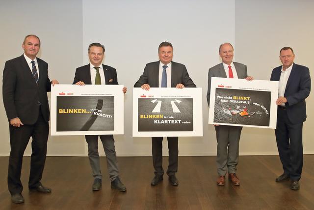 von links: Christian Strasser (Geschäftsführer WKOÖ Sparte Transport Verkehr und Verkehrspolitik), Wolfgang Schneckenreither (WKOÖ Spartenobmann Transport und Verkehr), Günther Steinkellner (Landesrat für Infrastruktur), Othmar Thann (Direktor des KFV) und Peter Aumayr (Leiter der Abteilung Verkehr) | Foto: Land OÖ/Daniel Kauder