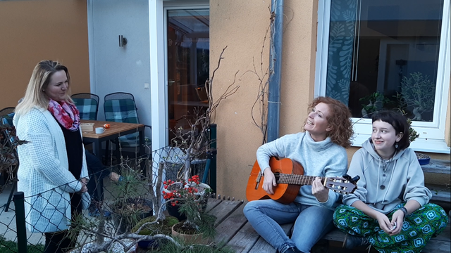 Auch mit dem "Corona-Abstand" kommen die Dialekt-Songs von Mella Fleck (M.) sehr gut rüber.