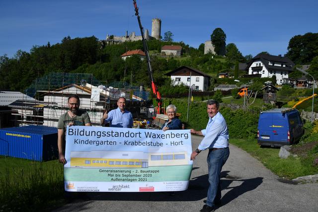Von links: Schulwart Josef Hochreither, Bürgermeister Josef Rathgeb, Vizebürgermeisterin Anneliese Bräuer und Gemeindevorstand Josef Keplinger beim Lokalaugenschein der Sanierungsarbeiten am Bildungsstandort Waxenberg.  | Foto: Erika Ganglberger