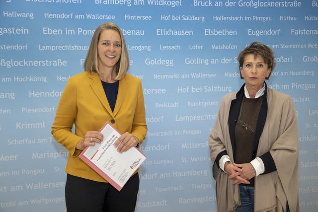 Landesrätin Andrea Klambauer (li.), Renée Mader Geschäftsführerin Gewaltschutzzetrum Salzburg.