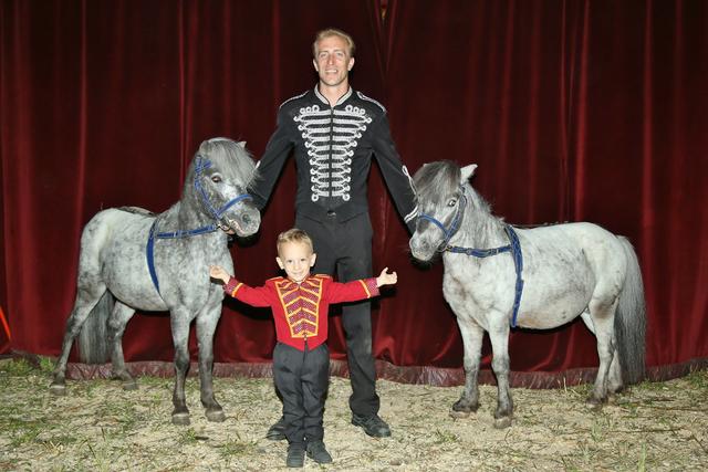 Im Circus Althoff erwartet sie der "jüngste Zirkusdirektor" der Welt. | Foto: Robert Rieger